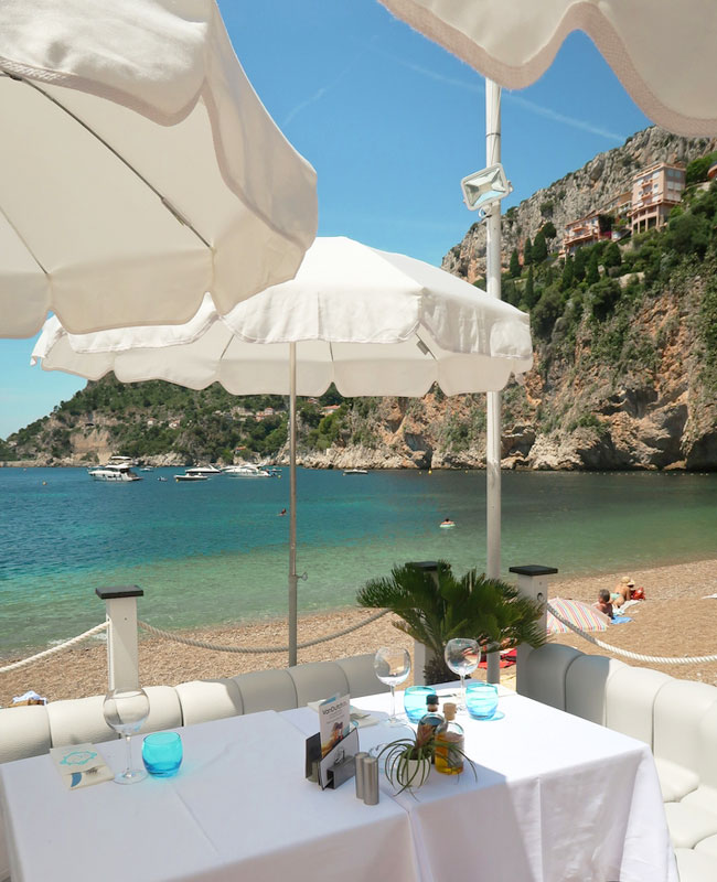 table au borde de l'eau Plage privée La Réserve de La Mala
